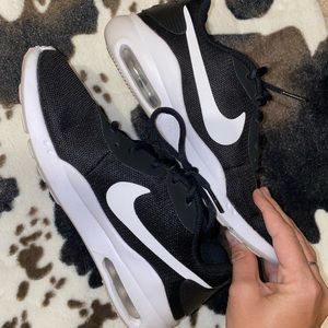 Women’s Nike tennis shoe size 6.5